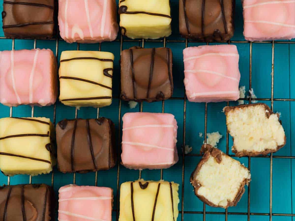 Fondant Fancies &ndash; CooksProfessional