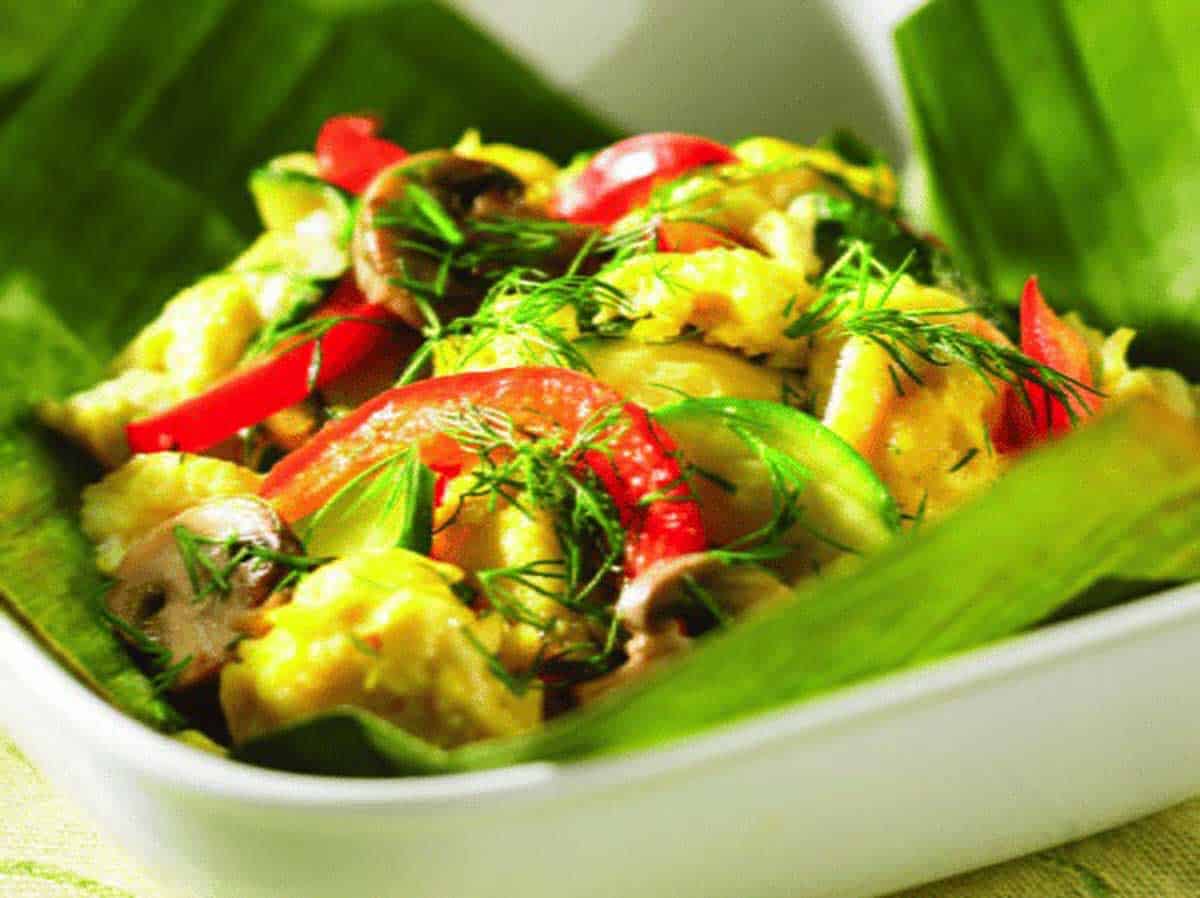 Stir-Fried Eggs with Mushrooms and Zucchini