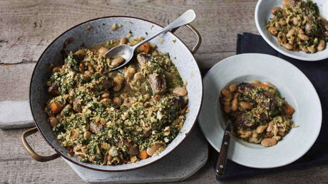 Quick sausage casserole with Savoy cabbage pesto