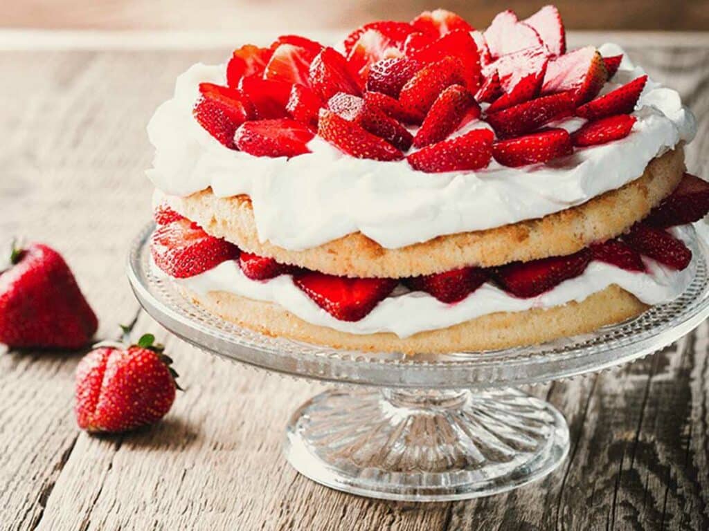 Strawberry genoise cake - Cooks Professional